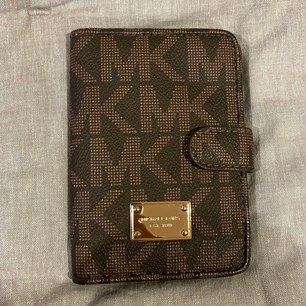 Michael kors passport holder